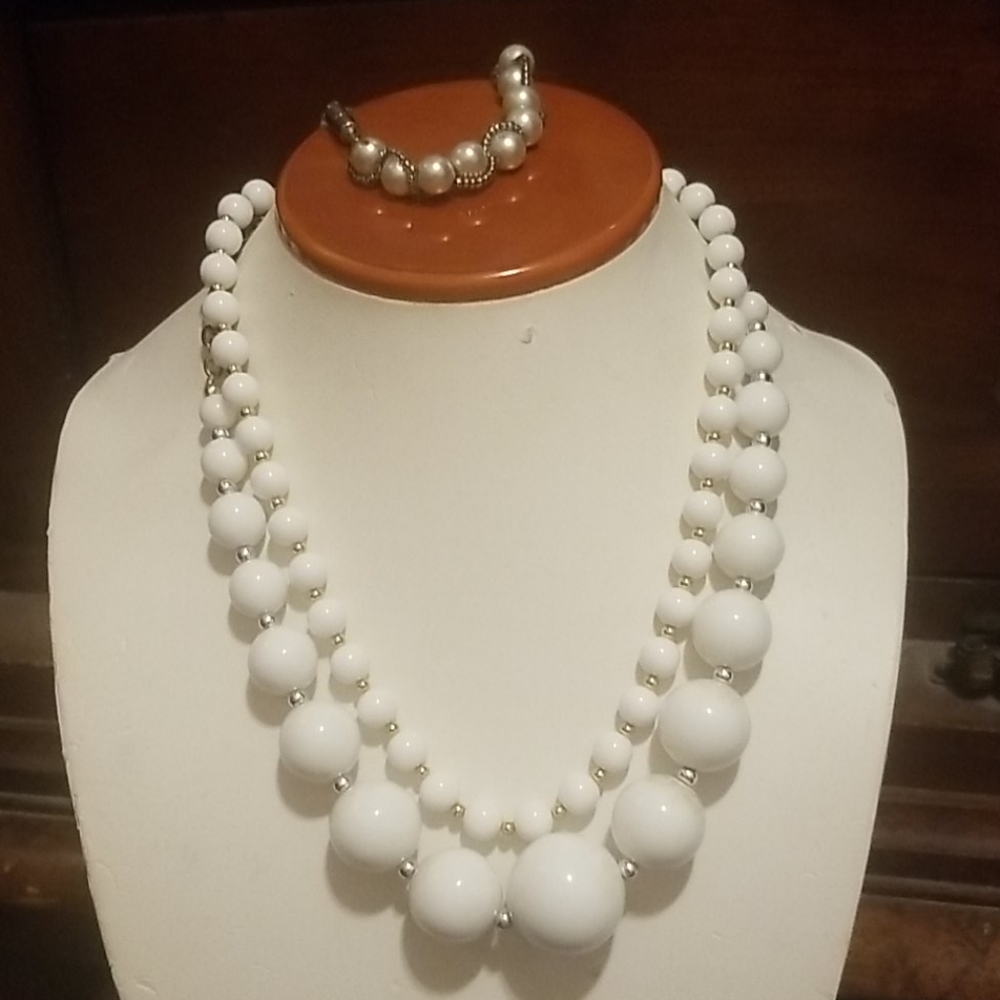 Two vintage pearl necklaces and bracelet PM 963